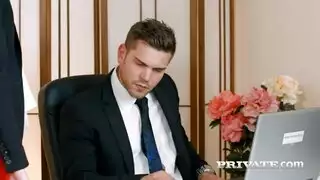 امتياز تنفيذي: السكرتيرة تأخذ قضيب الرئيس الصلب في العمل