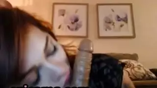 فتاة سمراء تمصّ وتداعب قضيب متحول