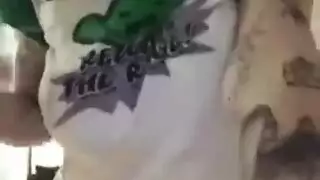 زي مثير وإباحي: مص قضيب كبير ولعق مكثف للبظر في مشهد ثلاثي