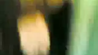 مزة مصرية تاخد حمام فى منطقة شعبية