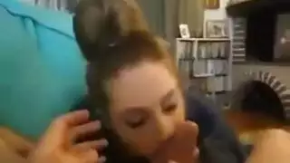 حركة فردية صريحة: شقراء حمراء نارية تستمني للكاميرا