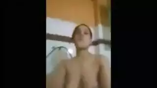 العاهرة العربية وقحة تتوسل للسائل المنوي على وجهها