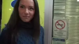 أتوسل للجار لممارسة الجنس مع كسي الجائع بدون وقاية