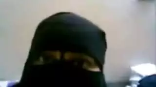 إكس إكس إكس بالنقاب المكثف: شرموطة صاخبة تتوسل لزبه الصلب اللذيذ في أعماقها