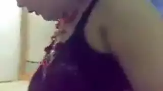 أخ يشارك أخته في جلسة نيك جماعي