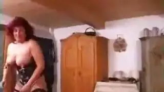 عاهرة شهوانية تأخذه بعمق في كسها وطيزها