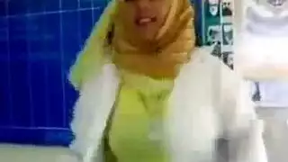 إباحية قوية: جماع جماعي مع طالبة محجبة مستسلمة