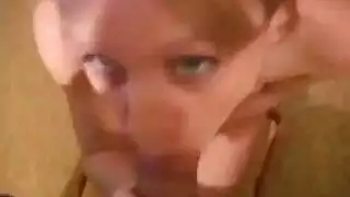 الأشقاء الزوجيون الشقراء الساخنة تمص قضيبه بشدة وتشرب حمولته