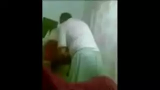 عجوز عربي يضاجع خادمة صغيرة في لقاء حمام ساخن