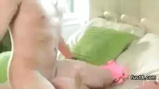 فتاة صغيرة تبتل ملابسها أثناء جنس صعب