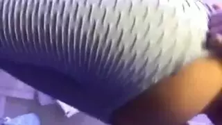 فتاة شرجية شقراء تمارس جنسًا جامحًا مع شريك عشوائي في مقطع إباحي