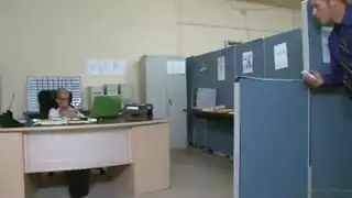 شقراوان قذرتان تخدمان قضيب رجل مسن متصلب
