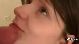 الفتاة الروسية الشابة تتعرض مؤخرتها للضرب بقضيب ضخم