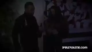 سراويل البيكيني تُخلع، وكاثي هيفين تئن وهي تعمل بالإصبع على كسها العاري