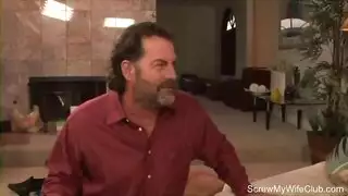 الزوج الخائن يشاهد زوجته تُنك وتتلقى السائل المنوي في فمها