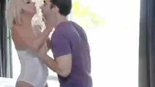 شريط سكس ياباني صريح: وضعية الكلب ومص القضيب