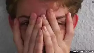 غشاشة صديقتها تُقبض عليها وهي تركب زب أسود في جنس قوي