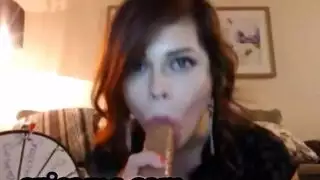 سمراء ممتلئة تستمتع بقضيب متحول صلب