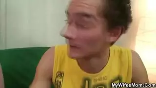 زوجة في فيلم إباحي تمارس بقوة من فوق حتى ترتعش فخذيها