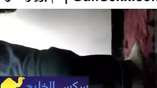 كوجر مغربية تأخذ عظمًا قاسيًا وقوفًا وانبطاح