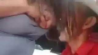رجل عجوز يلتهم أثداء كبيرة لفتاة صغيرة في فيديو بورنو