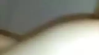 مقطع إباحي لفتاة شقراء: شرج مفتوح وتقطير مني