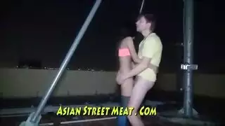 حركة جنسية جامحة مع فتاة مثيرة ولعبها المفضلة