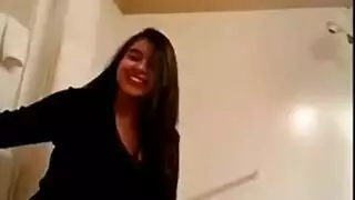 فتاة نارية تعرض طيزها وكسها المذهلين في إثارة إكس إكس إكس