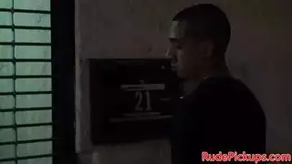 فاتنة عاجزة تُستغل في جماع جماعي قاسي مع دانة