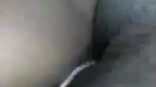 فتاة سمراء تتربع وتمتص قضيبًا صلبًا بعمق مثل العاهرة