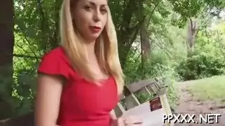 جلسة كريمة خطيرة في مكان عام