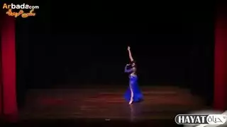 فتاة مدللة باللون الأزرق تمص وتمارس الجنس خلف الكواليس