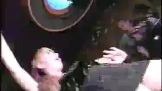 جماع جماعي في حفل زفاف: الجميع يقذف على مؤخرة الراقصة