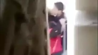 الاخ يستني الخت و يبوسها و ينكها