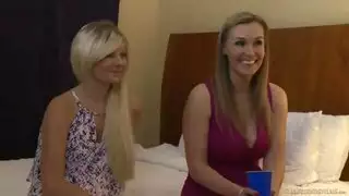 حركة سافوية صريحة: سحاقية خبيرة تلحس كس عذراء ضيق