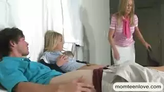 شباب يتبادلون ويضربون مؤخرات بعضهم البعض