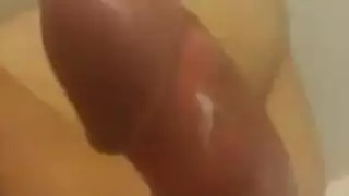 شميلات شفافة تلتصق بتقاطيعها العارية