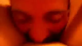 شاب مراهق يمص ثدييها الكبيرين في فعل تيتفاك صريح