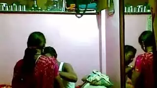 ضرب بالقضيب البلاستيكي في مشهد جماعي إباحي