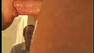 حلق ممتلئ: عاهرة تبتلع قضيبين صلبين دفعة واحدة