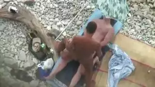 فتحات ضيقة صغيرة يتم تدميرها بزبور كبيرة في فيديو إباحي