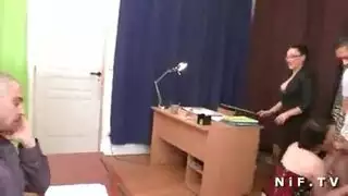 بالغون شباب يستكشفون أوضاعًا صريحة