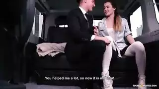 إباحية في المقعد الخلفي مع مراهقة مستعجلة