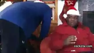 جنس مكتبي: فتاة سمراء تمارس الجنس مع زميلها بقضيبها الوردي وآلتها الجنسية