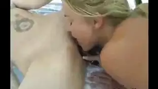 شابين يلعقان فمها ويستمنيان لمؤخرتها الكبيرة