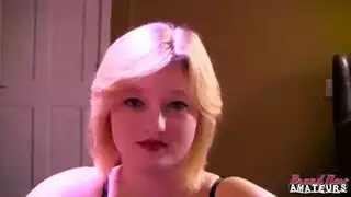 عاهرة شابة تتوسل لإنزال المني على صدرها