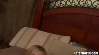 فتاة كبيرة الصدر تنك في وجهها وتغطى بالسائل المنوي