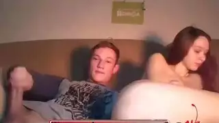 تبادل الجيران: الشقراء وصديقتها تأخذان قضيبين في رباعي صريح