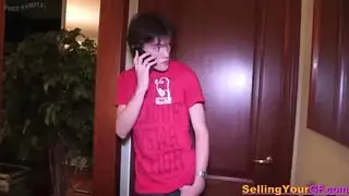 مراهقة روسية شابة تمص بعمق ثم تتعرض لجماع شرجي قاسٍ