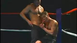 مقاتل وسيم في قميص أزرق يتم تسجيله وهو يستعد لمباراة إباحية